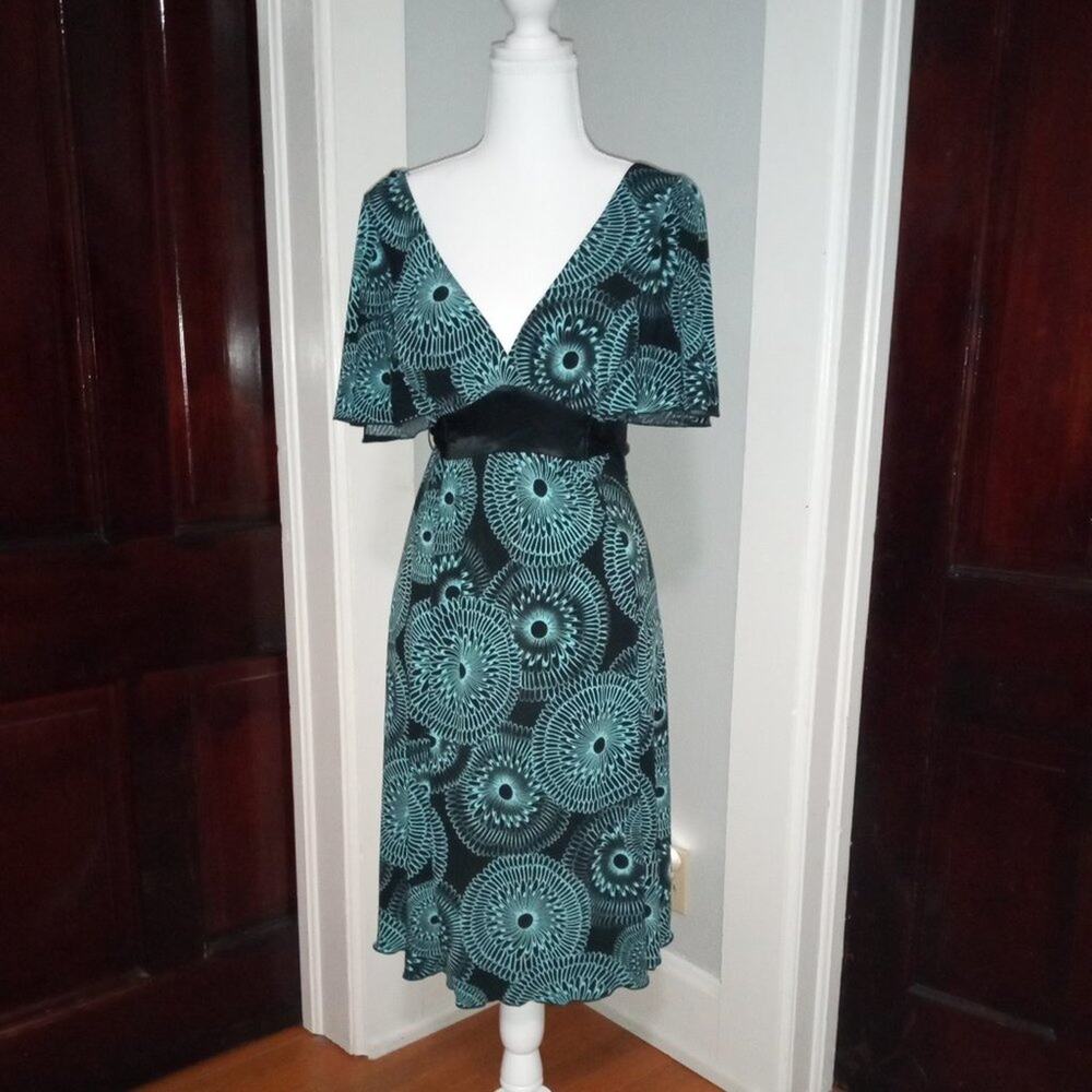 My Michelle Womens Floral Dress Medium V Neck Flutter Sleeve Stretch Knee Length